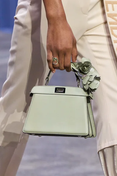 Look 50